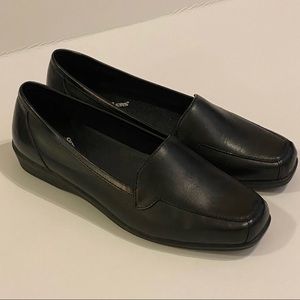8W Cobbie Cuddlers black flats